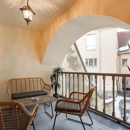 Airhome - Royal Family * Tallinn