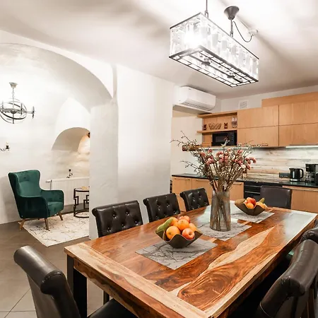 Airhome - Royal Family Apartman *