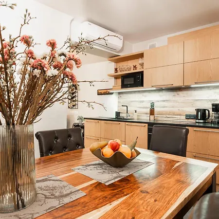 Airhome - Royal Family 塔林