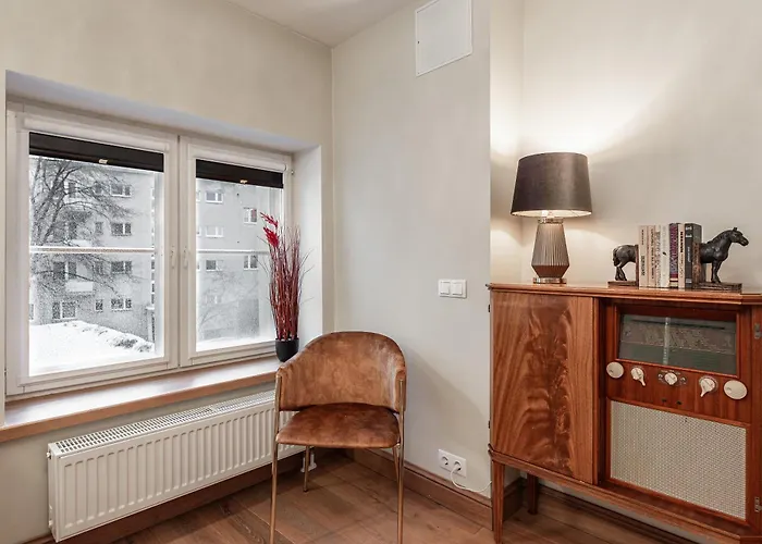 Airhome - Royal Family Reval